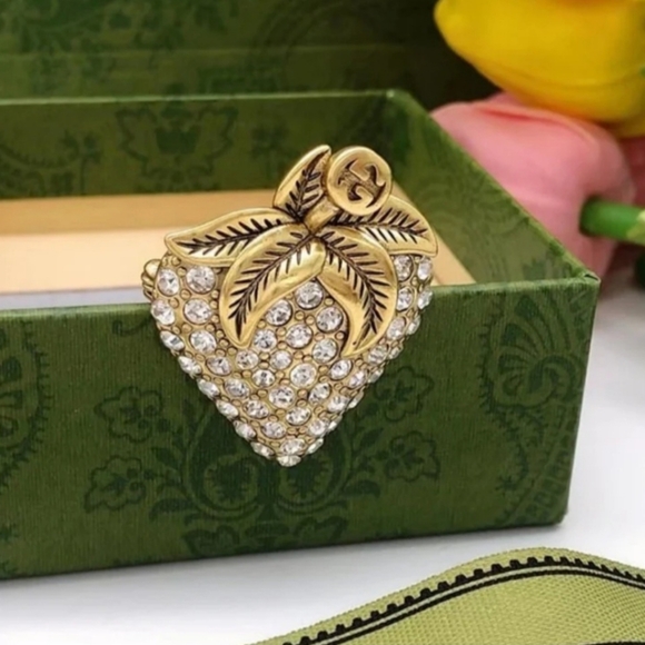 GG Strawberry Brooch 🍓 - Picture 5 of 14